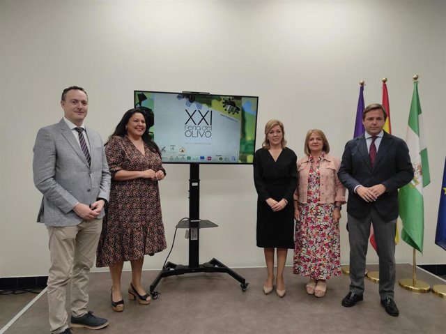 El delegado del Gobierno andaluz en Córdoba, Antonio Repullo (dcha.), en la presentación de la Feria del Olivo de Montoro.