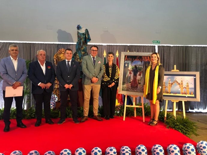 La alcaldesa de Alcalá de Guadaíra, Ana Isabel Jiménez, ha presidido este lunes la presentación del cartel de Nuria Barrera, del pregonero, Teodoro Jiménez, y de la portada inspirada en la Torre de Santiago.