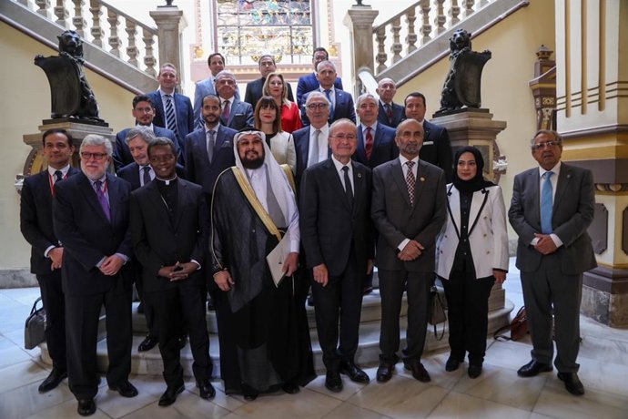 Foto de familia del 'Encuentro de diálogo interreligioso e intercultural por la Paz'
