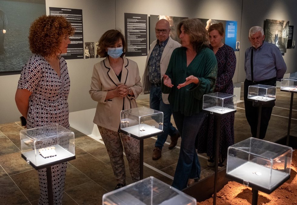 La diputada nacional, Carmen Calvo, y el Secretario Estado Memoria Democrática, Fernando Martínez López, en su visita a la exposición 'Donde NO habite el olvido' en la Diputación de Huelva.