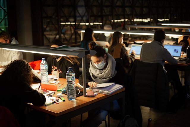 Archivo - Diverses persones en una sala d'estudis 