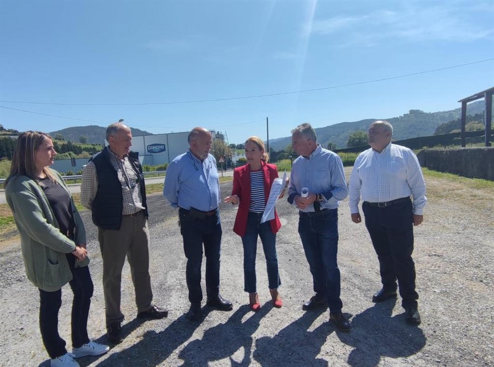 La presidenta del PP de Asturias, Teresa Mallada, visita Salas junto a miembros del partido tras el anuncio de Danone de cerrar la fábrica.