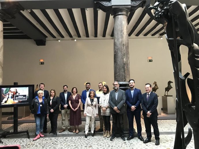 La vicealcaldesa y consejera municipal de Cultura y Proyección Exterior, Sara Fernández, junto con la jefa de Servicios y Turismo de Cámara de Comercio de Zaragoza, Natalia López, han presentado las Fiestas Goyescas