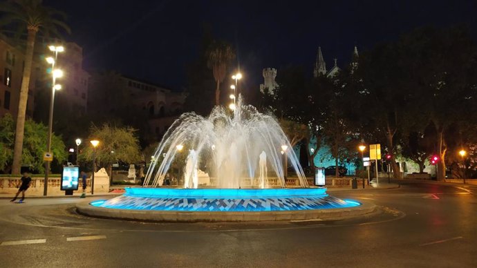 La fuente de la plaza de la Reina, iluminada de azul.