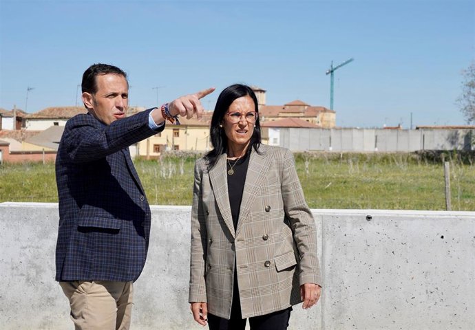 Conrado Íscar y la alcaldesa de Villabrágima, Noelia García.