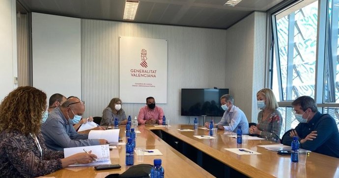 Reunión de la consellera Gabriela Bravo con representantes sindicales