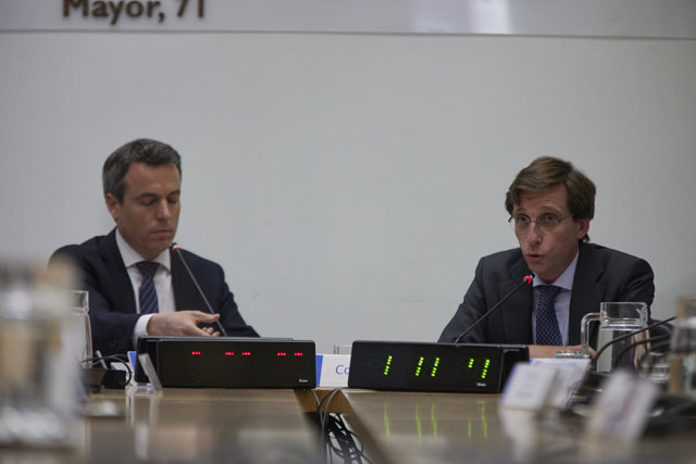 El concejal de Cs y presidente de la comisión, Santiago Saura y el alcalde de Madrid, José Luis Martínez-Almeida, en la última sesión de la comisión de investigación municipal sobre el presunto espionaje a la presidenta de la Comunidad de Madrid