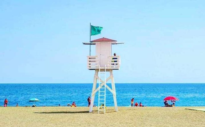 Torre de salvamento y socorrismo en una playa de Rincón de la Victoria (Máalga)