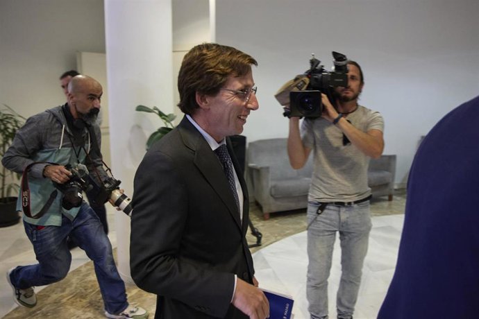 El alcalde de Madrid, José Luis Martínez-Almeida, a su llegada a la última sesión de la comisión de investigación municipal sobre el presunto espionaje a la presidenta de la Comunidad de Madrid.