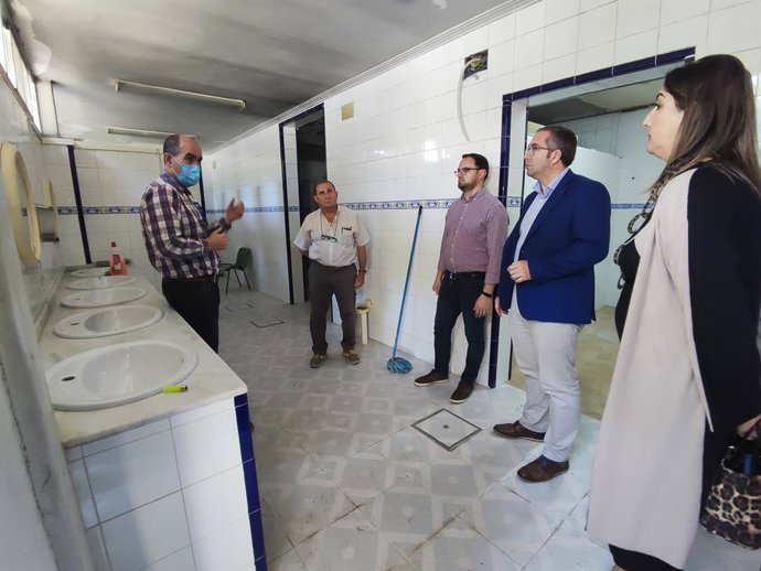 El regidor palaciego visita las obras de rehabilitación del antiguo albergue juvenil.