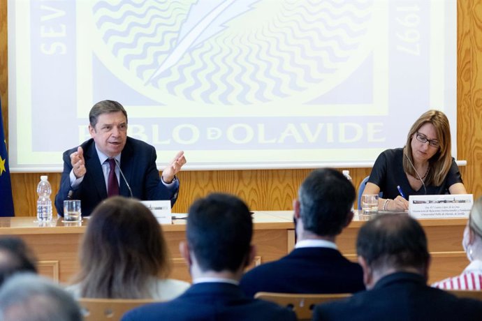 Conferencia del ministro de Agricultura, Luis Planas.