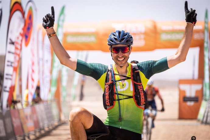 El ciclista español Julen Zubero celebra su triunfo en la segunda etapa de la Skoda Titan Desert de 2022.