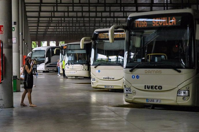 Archivo - Sevilla.-El Consorcio "roza" las cifras de 2019, con más de 625.000 viajeros y 10.300 servicios en Semana Santa