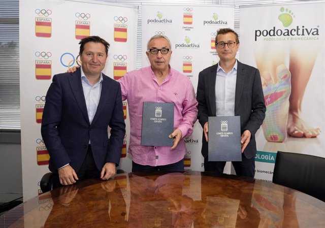 El presidente del COE, Alejandro Blanco, y el director general de Podoactiva firman la renovación del acuerdo para cuidar de los pies de los olímpicos españoles hasta los Juegos de París 2024.
