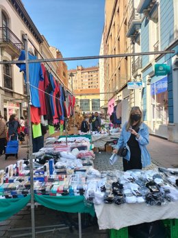 La portavoz del Grupo Municipal del PP en el Ayuntamiento de Avilés, Esther Llamazares, en el mercado semanal de Avilés.