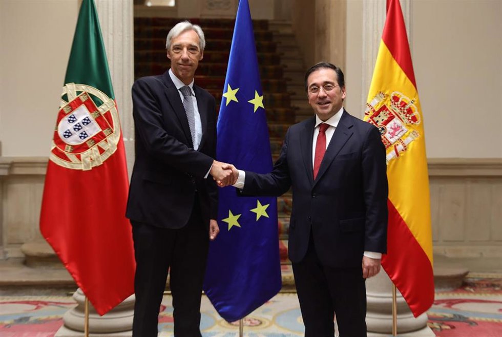 El ministro de Asuntos Exteriores, Unión Europea y Cooperación, José Manuel Albares (d), recibe al Ministro de Relaciones Exteriores de Portugal, Joo Gomes Cravinho (i), en el Palacio de Viana