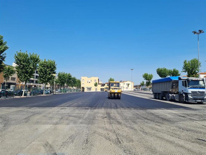 Labores de reasfaltado en el aparcamiento de la avenida de España.
