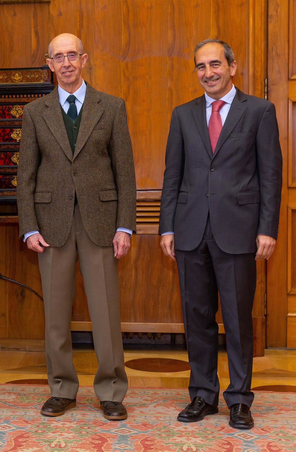 José María Bastero y Alfonso Sánchez-Tabernero, anterior y nuevo presidente de la Asociación de Amigos de la Universidad de Navarra