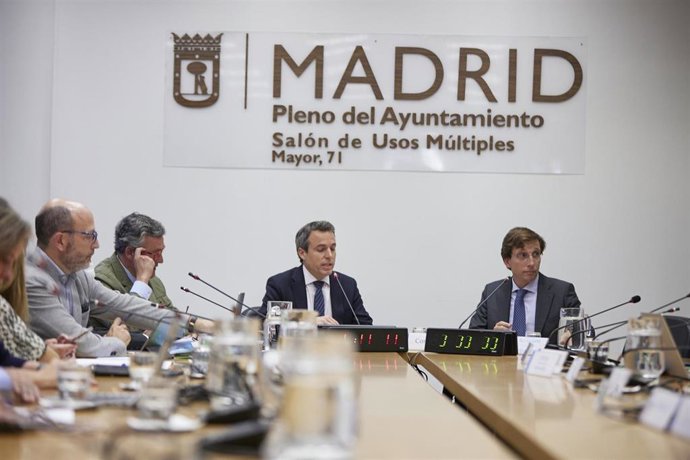 El concejal de Cs y presidente de la comisión, Santiago Saura (i) y el alcalde de Madrid, José Luis Martínez-Almeida (d), en la última sesión de la comisión de investigación municipal sobre el presunto espionaje a la presidenta de la Comunidad de Madrid 