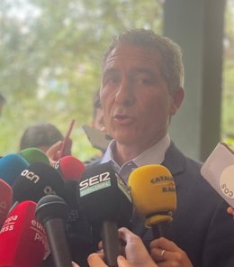 El conseller d'Educació, Josep Gonzlez-Cambray, compareixent davant els periodistes