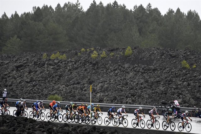 Archivo - 05 October 2020, Italy, Etna: The peloton of cyclists ride along teh race's route during the third stage of the Giro d'Italia 2020 cycling race, 150 km from Enna to Etna. Photo: Fabio Ferrari/LaPresse via ZUMA Press/dpa