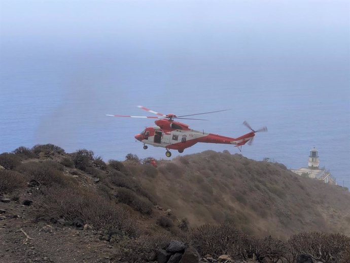 Archivo - Helicóptero del GES es un rescate a una senderista en Anaga
