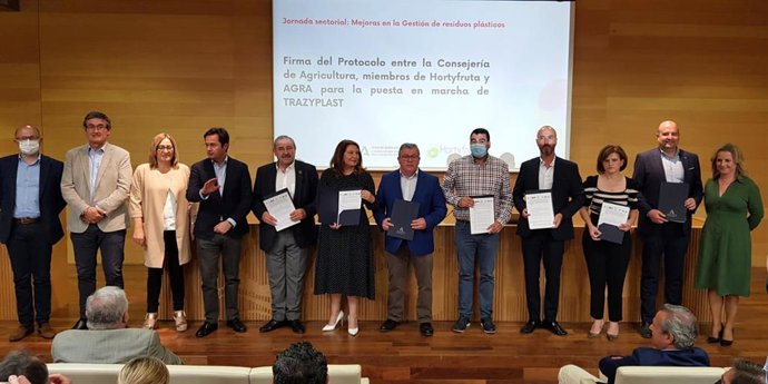 Representantes de las entidades firmantes para la puesta en marcha de Trazyplast.