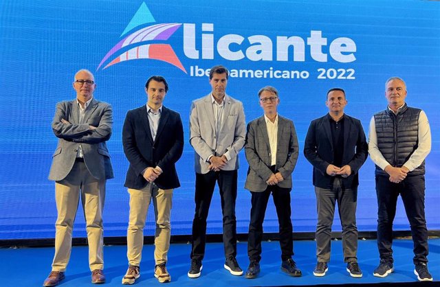El presidente de la RFEA, Raúl Chapado, junto a las autoridades presentes en la presentación del Campeonato Iberoamericano de Alicante 2022 que se celebrará en mayo