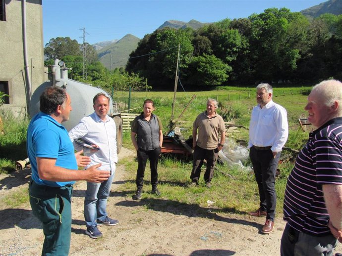 El diputado de Ciudadanos Sergio García se reúne con miembros de Ganagri, en Llanes.