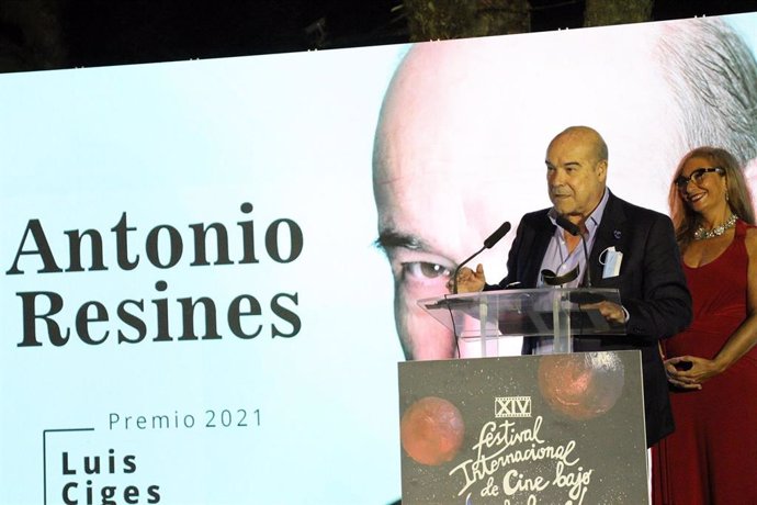 Archivo - El actor Antonio Resines recogió el premio 'Luis Ciges' del Festival de Cine de Islantilla durante la edición de 2021.