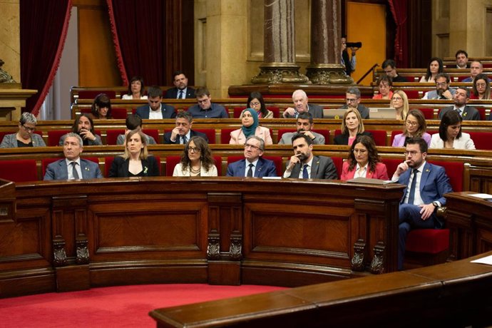 El presidente de la Generalitat, Pere Aragonés, acompañado por varios consellers en una sesión del pleno del Parlament. Foto de archivo.