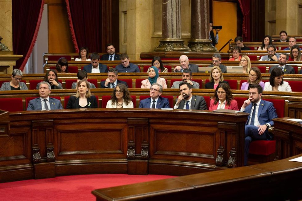El presidente de la Generalitat, Pere Aragonés, acompañado por varios consellers en una sesión del pleno del Parlament. Foto de archivo.