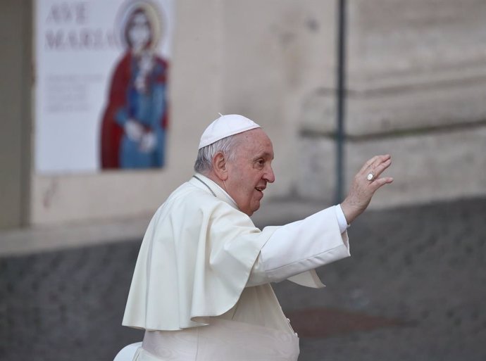 18 April 2022, Vatican, Vatican City: Pope Francis waves as he waves as he arrives for a meeting with the Pilgrimage of Italian teenagers at St. Peter's square. Photo: Grzegorz Galazka/Mondadori Portfolio via ZUMA/dpa