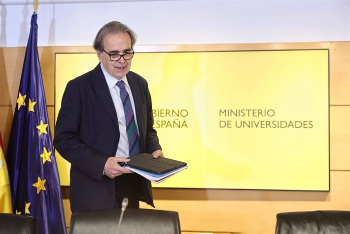 El ministro de Universidades, Joan Subirats, se dirige a comparecer para presentar el nuevo borrador de anteproyecto de Ley Orgánica del Sistema Universitario, en el Ministerio de Universidades, a 9 de mayo de 2022, en Madrid