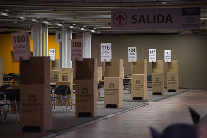 Archivo - Urnas preparadas en un centro de votación para las elecciones legislativas en Colombia