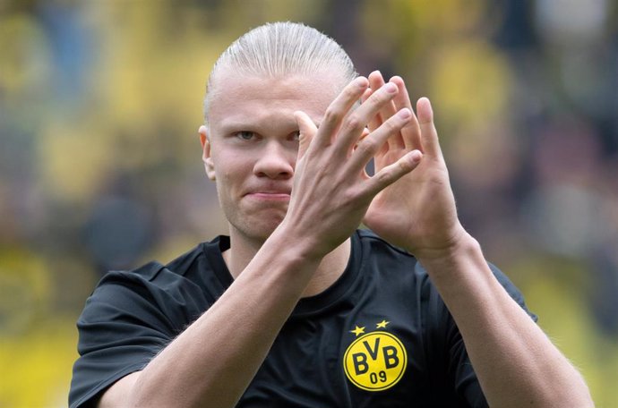 Erling Haaland aplaude a la afición del Borussia Dortmund durante un calentamiento