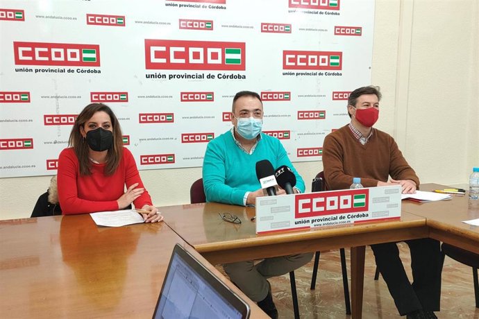 Archivo - El secretario general del Sindicato de Sanidad y Sectores Sociosanitarios de CCOO de Córdoba, José Damas (centro), durante una rueda de prensa.