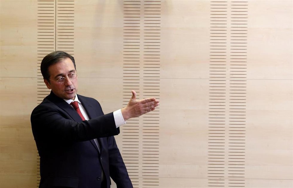 UE.- Albares hará lo que esté en su mano para revertir la situación del personal laboral del Ministerio en el exterior