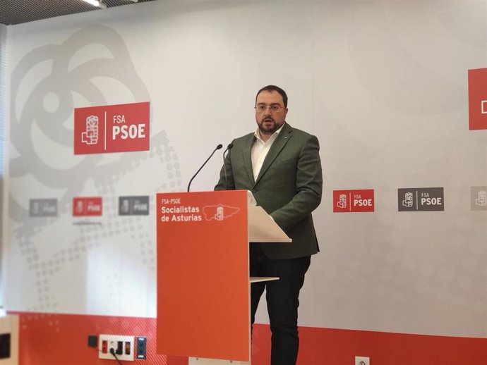 Rueda de prensa del secretario general de la FSA-PSOE y presidente de Asturias, Adrián Barbón.