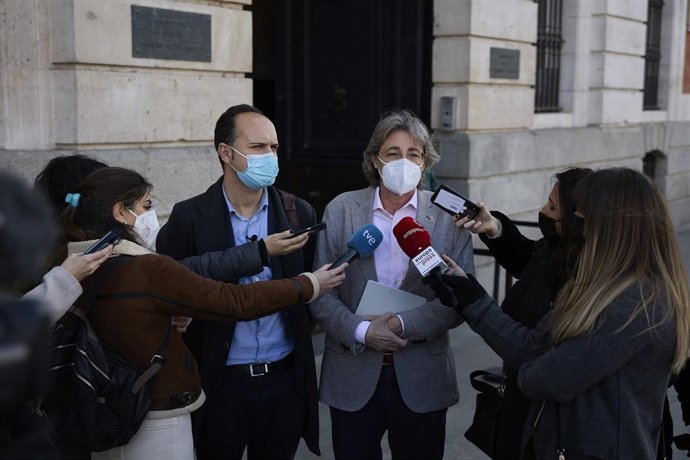 Archivo - El concejal de Recupera Madrid, José Manuel Calvo y la portavoz de la misma formación, Marta Higueras, ofrecen declaraciones a los medios 