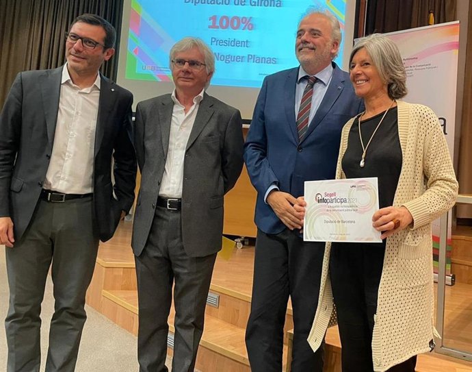 El rector de la UAB, Javier Lafuente, entregando el sello Infoparticipa 2021 a la vicepresidenta segunda de la Diputación de Barcelona, Carmela Fortuny