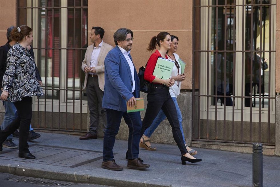El concejal de Más Madrid, Miguel Montejo y la portavoz de Más Madrid en el Ayuntamiento de Madrid, Rita Maestre, a su llegada a la última sesión de la comisión de investigación sobre el presunto espionaje a la presidenta de la Comunidad