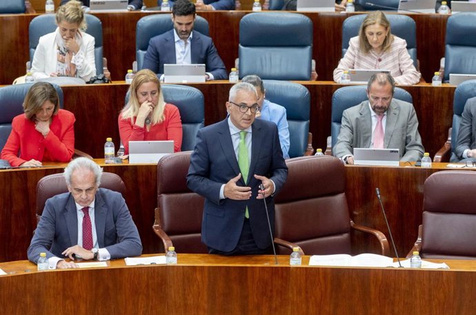 El consejero de Administración Local y Digitalización, Carlos Izquierdo, interviene durante una sesión plenaria.