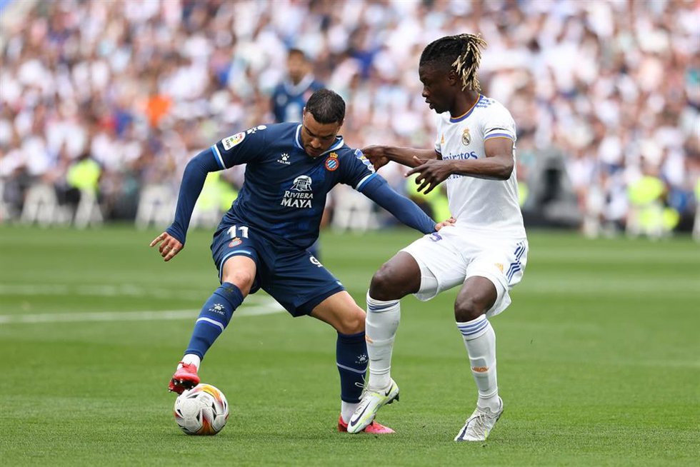 Raúl de Tomás protege la pelota ante Eduardo Camavinga en el Real Madrid-Espanyol de LaLiga Santander 2021-2022