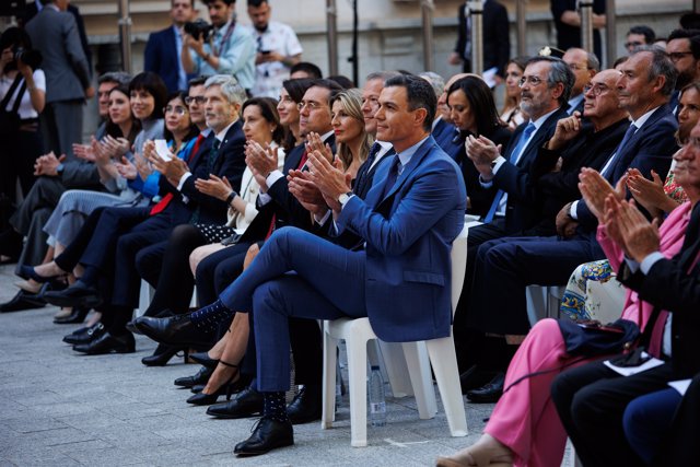 (I-D) José Luis Escrivá, Irene Montero, Diana Morant, Carolina Darias, Félix Bolaños, Fernando Grande-Marlaska, Margarita Robles, Pilar Llop, José Manuel Albares;, Yolanda Díaz, Ander Gil y Pedro Sánchez. 