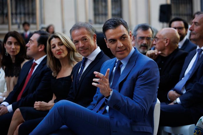 (I-D) La ministra de Justicia, Pilar Llop; el ministro de Exteriores, Unión Europea y Cooperación, José Manuel Albares; la vicepresidenta segunda y ministra de Trabajo, Yolanda Díaz; el presidente del Senado, Ander Gil, y el presidente del Gobierno, Ped