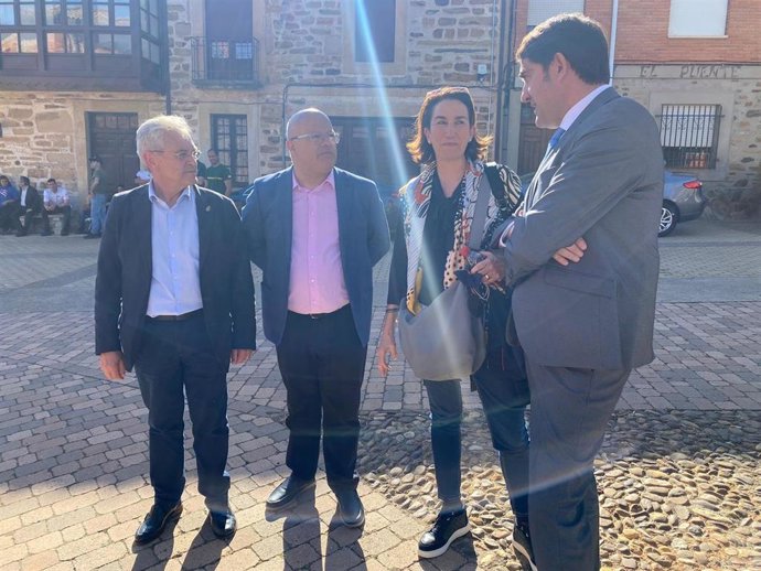 La directora general de Biodiversidad, Bosques y Desertificación del Ministerio para la Transición Ecológica y el Reto Demográfico, María Jesús Rodríguez de Sancho, y el consejero de Medio Ambiente, Vivienda y Ordenación del Territorio