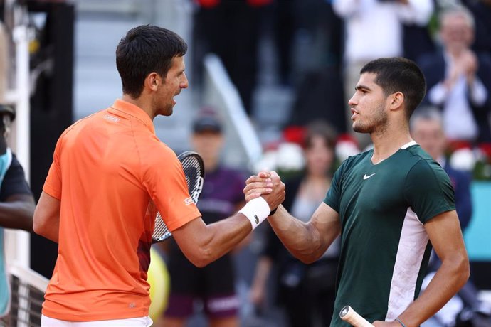 Novak Djokovic felicita a Carlos Alcaraz tras su victoria en las semifinales del Mutua Madrid Open 2022