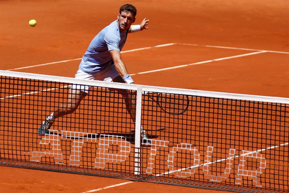 Pablo Carreño intenta una volea durante el Mutua Madrid Open 2022