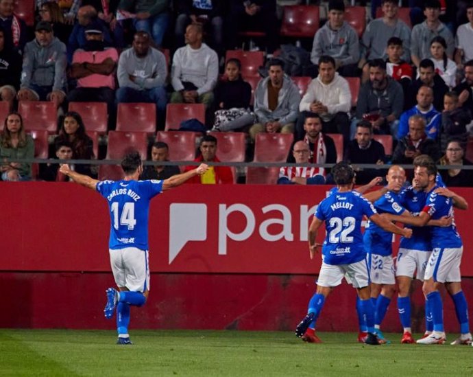 Los jugadores del Tenerife celebran el gol de Mario González en el Girona-Tenerife de LaLiga SmartBank 2021-2022